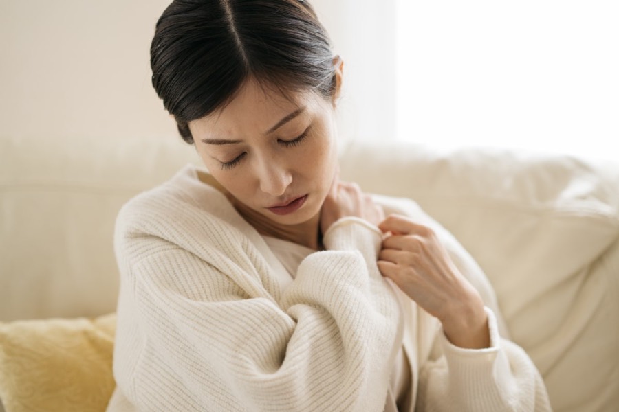 肩のつらさに悩む女性