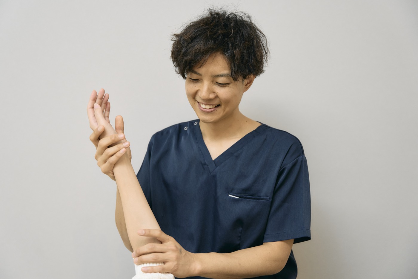 腕と手の状態を確認する院長
